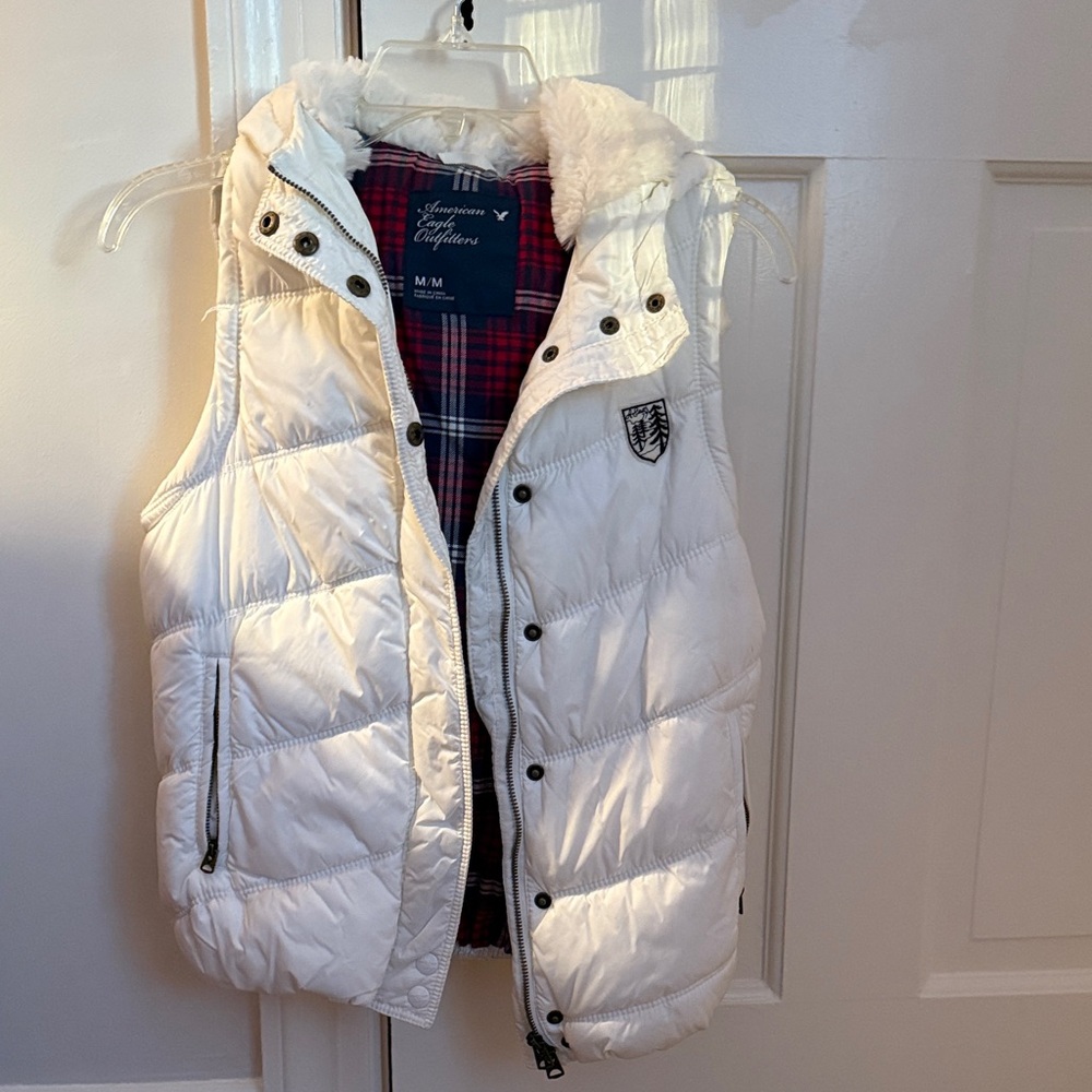 American Eagle Outfitters White Puffer Vest